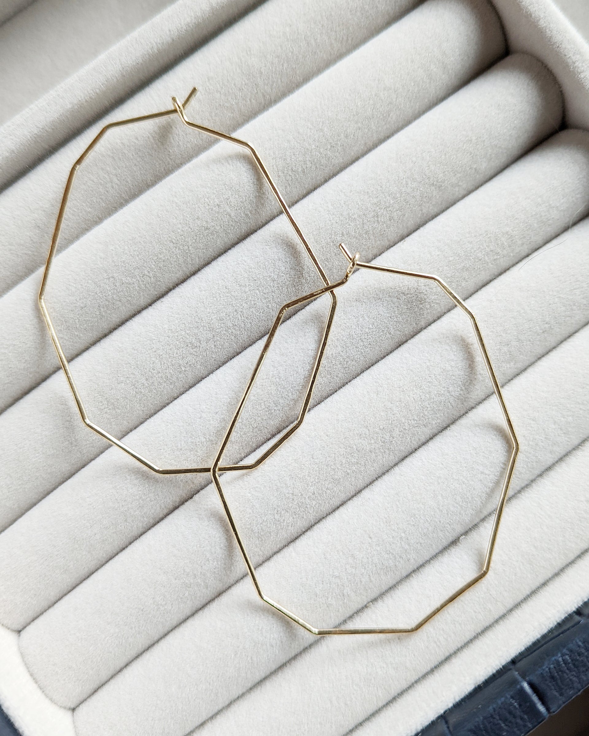 Hammered gold oval-shaped decagon hoop earrings