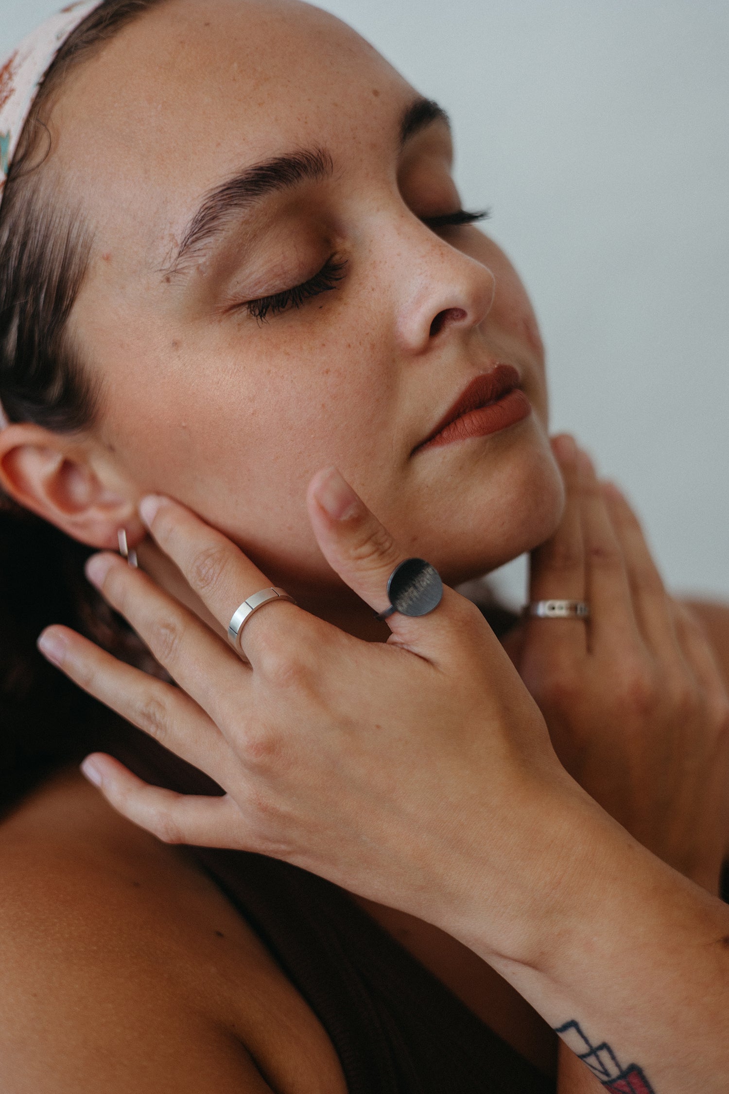 Linen ring paired with different textured bands on model