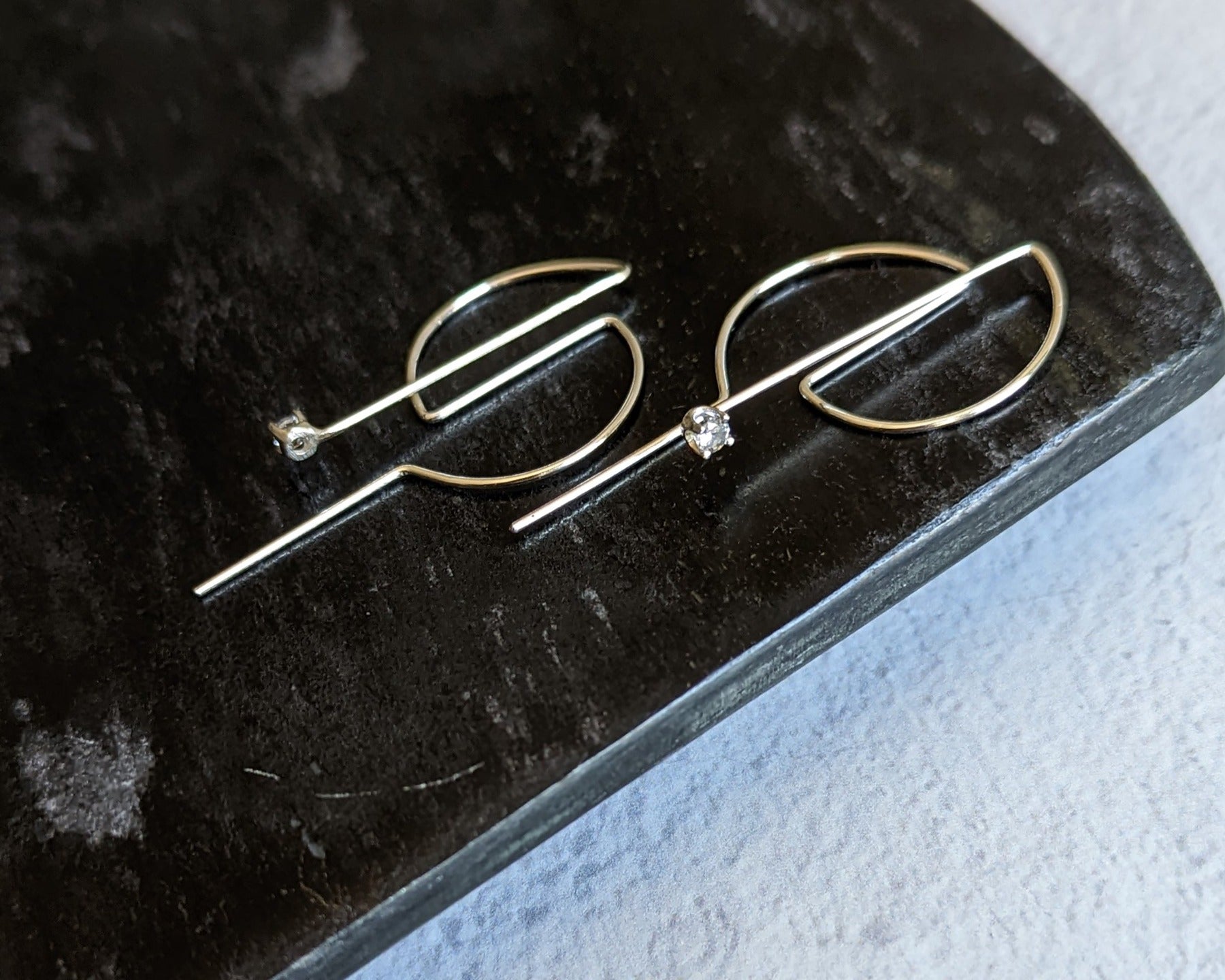 Delicate hoop earrings with D shape in silver with white moissanites