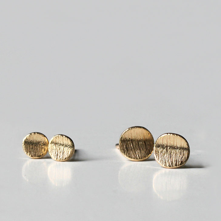14K gold stud earrings with curve